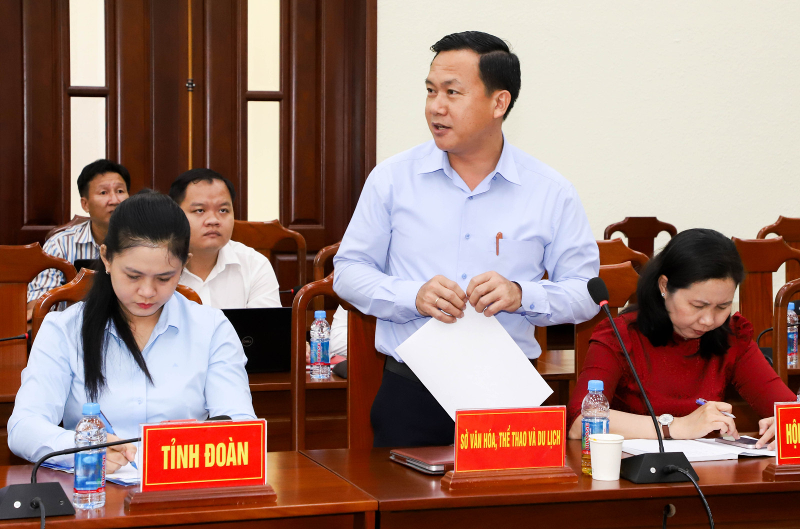 Đồng chí Bùi Hữu Toàn, Giám đốc Sở Văn hóa - Thể thao Du lịch tỉnh trình bày tham luận tại hội nghị.